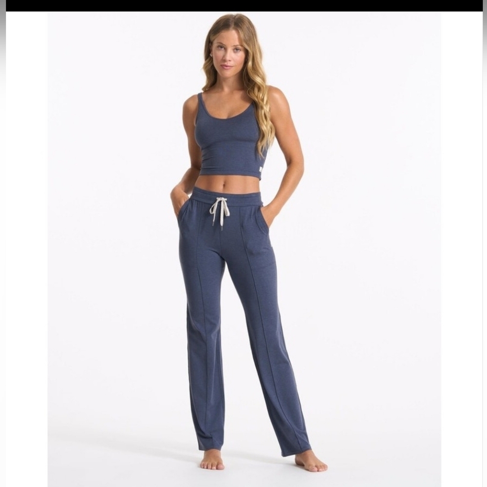 Vuori Halo Essential Dream Knit Wide Leg Flare Pant im Azure Heathered Blue XS